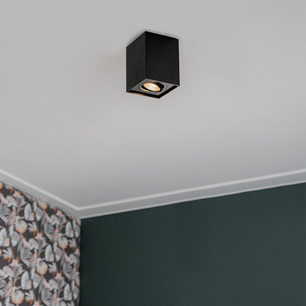 Schwarze Deckenleuchte mit Licht in einem Raum