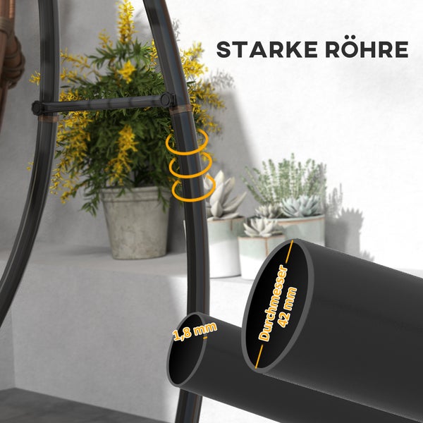 Frau sitzt in einem Cord-Sitzsack mit Hocker der Marke Green Bean