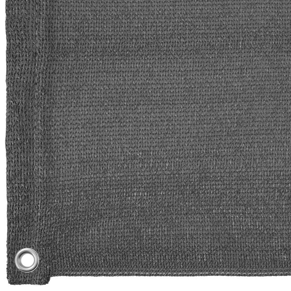 Detailaufnahme eines schattenspendenden Sonnensegels mit Öse