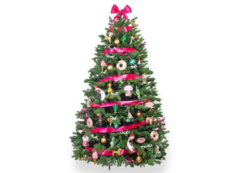 Künstlicher Weihnachtsbaum geschmückt mit vielfältigem Baumschmuck und Bändern