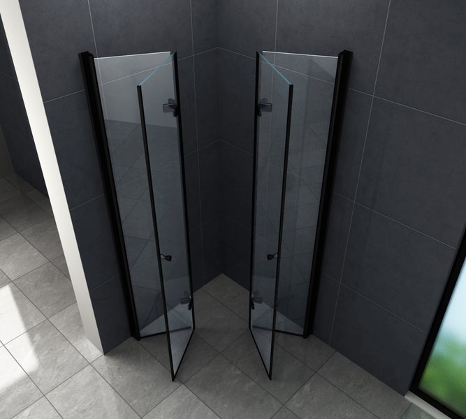 Begehbare Dusche mit zwei Glaswänden und schwarzem Rahmen im Badezimmer