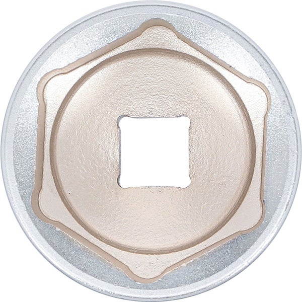 Ein Mann bohrt mit einem Akkuschrauber Löcher in ein Metallprofil in einer Werkstatt.