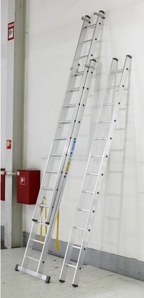 Zwei Aluminium-Mehrzweckleitern an einer Wand