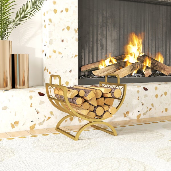 Kaminholzregal aus Metall mit Holzscheiten vor einem Kamin.