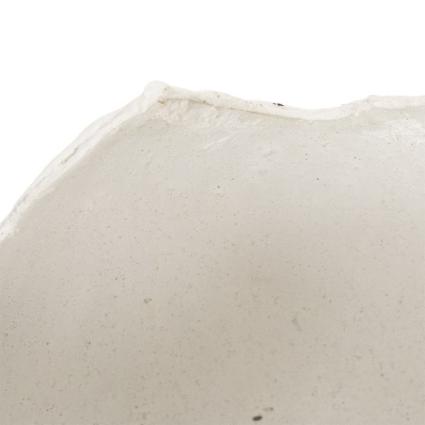 Detailansicht eines Pflanzgefäßes aus Stein