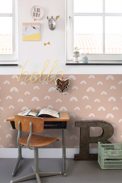 Kinderzimmer mit Schreibtisch, Stuhl und Wanddekorationen