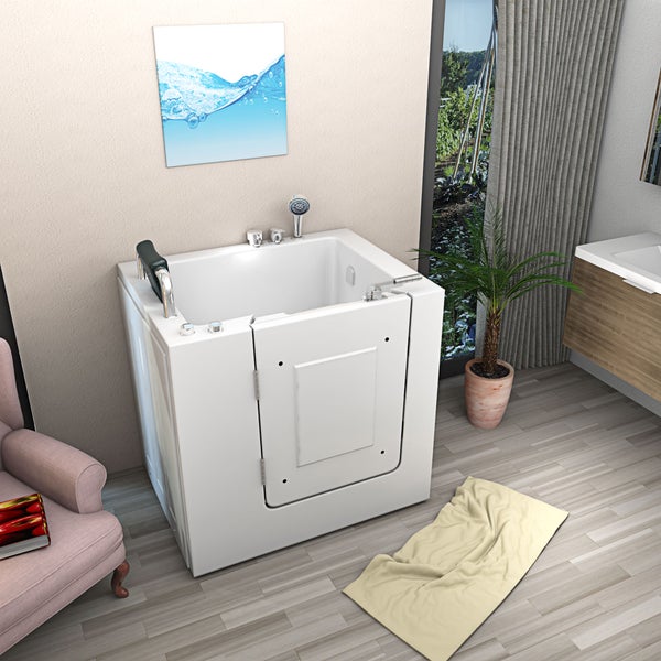 Begehbare Badewanne mit Tür in einem Badezimmer mit Sessel, Handtuch, Zimmerpflanze und Waschbeckenunterschrank