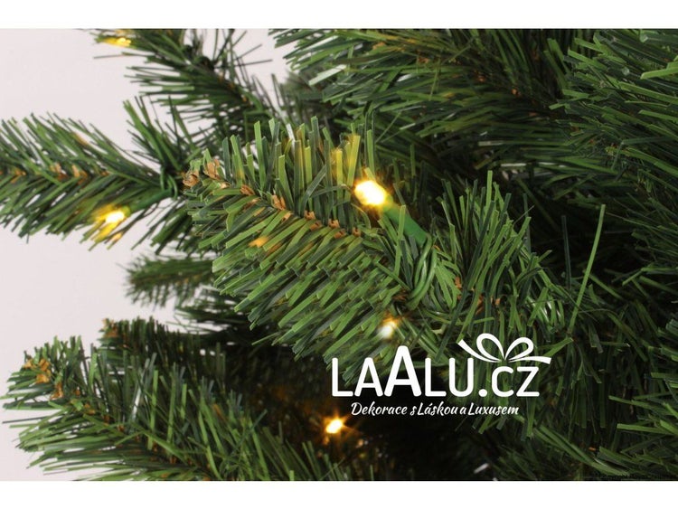 Detailansicht eines kuenstlichen Weihnachtsbaums mit integrierter LED Beleuchtung