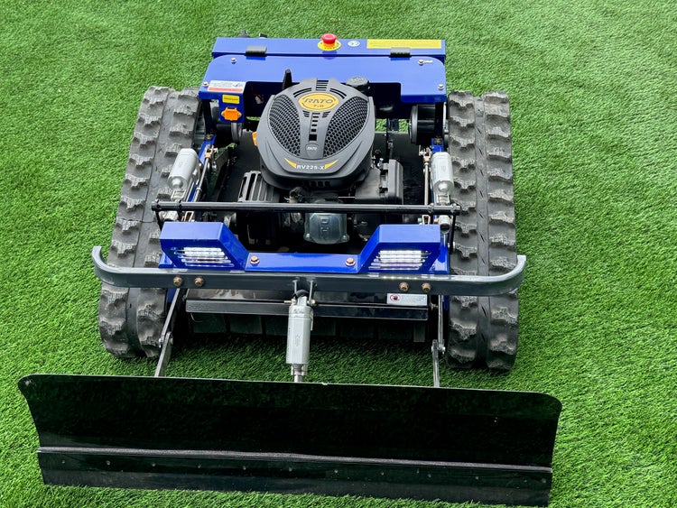 Blauer ferngesteuerter Raupenmäher mit Rato-Motor und Frontschneeschild.