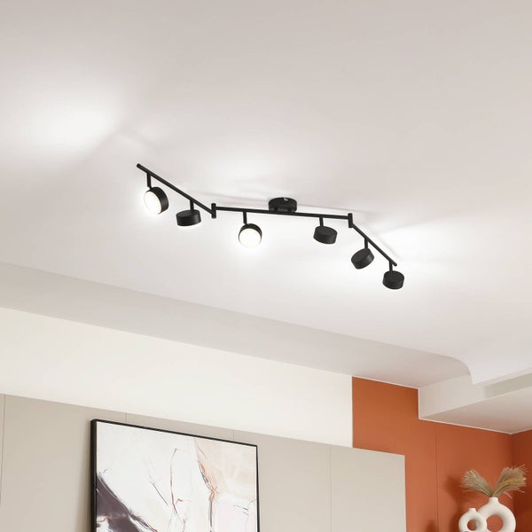 Deckenleuchte mit sechs Strahlern im Wohnzimmer