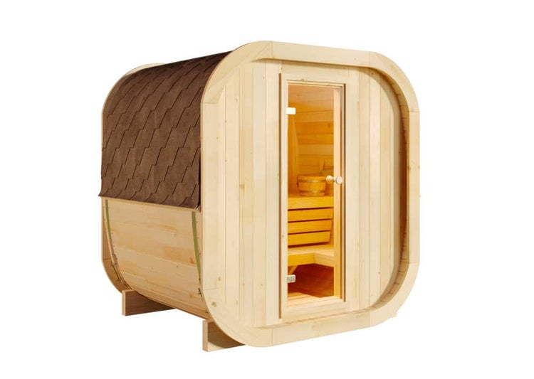 Eckige Fasssauna aus hellem Holz mit braunem Schindeldach und einer Glastür für den Außenbereich.