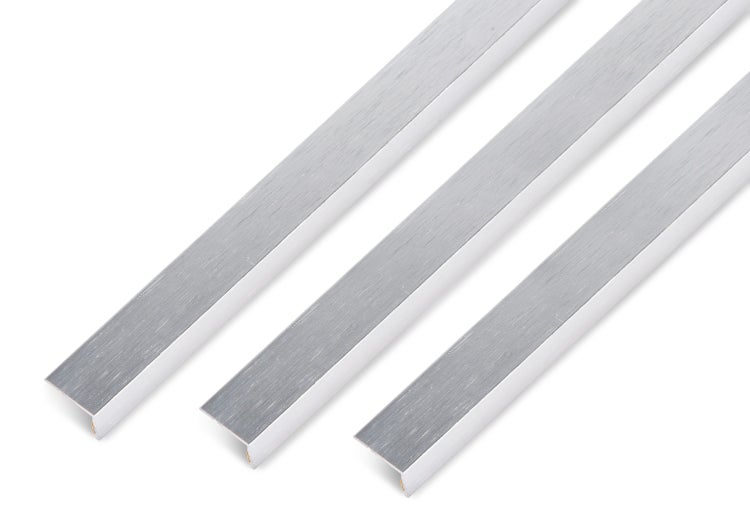 Drei L-Profile aus Aluminium für den Kantenschutz oder als Abschlussleisten für Fliesen und Bodenbeläge
