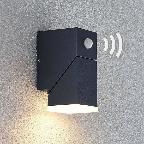 Schwarze Außenwandleuchte in geometrischer Form mit Bewegungsmelder und nach unten gerichtetem Lichtstrahl.