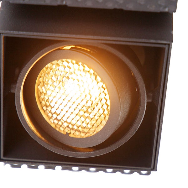 Moderne Außenwandleuchte mit warmweißem LED-Licht und Wabenstruktur-Reflektor in quadratischem Gehäuse.