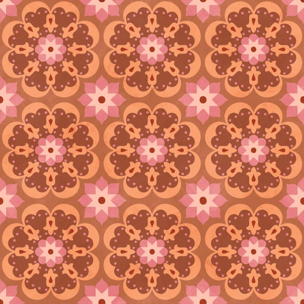 Tapete mit symmetrischem Retro-Muster aus floralen Ornamenten und Sternen in Braun, Orange und Rosa.