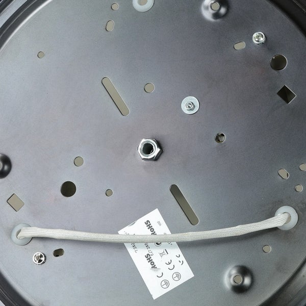 Detailaufnahme einer Deckenleuchte mit Kabel und Befestigungselementen.