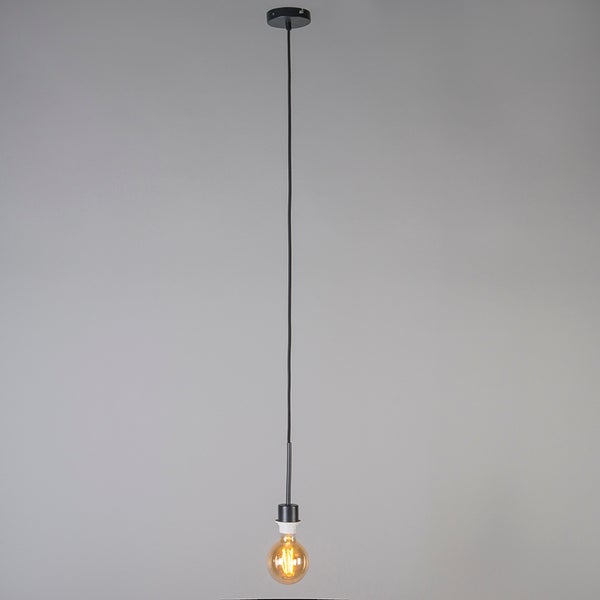 Schwarze Pendelleuchte mit sichtbarem, rundem Leuchtmittel und langem Kabel.