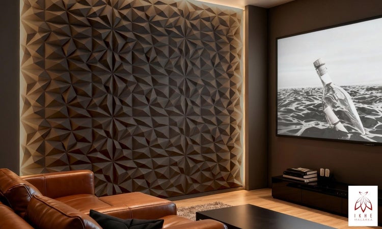 Wohnzimmer mit dekorativer 3D Wandverkleidung in geometrischer Struktur und indirekter Beleuchtung hinter einem modernen Ledersofa.