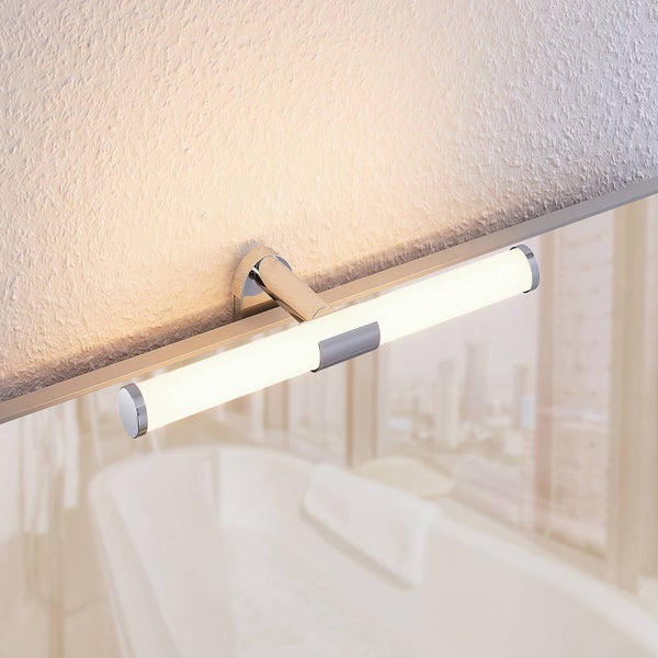 LED-Spiegelleuchte im Badezimmer mit verchromter Halterung, über einem Spiegel montiert, warmweißes Licht.