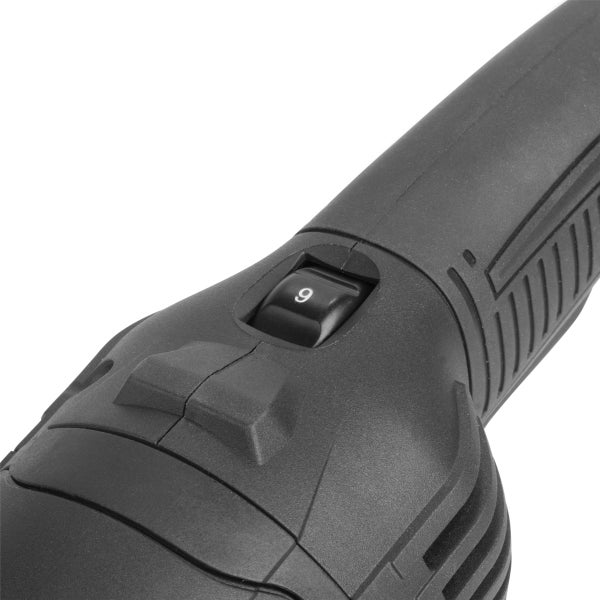 Detailaufnahme eines Schalters mit der Nummer 9 an einem Werkzeug