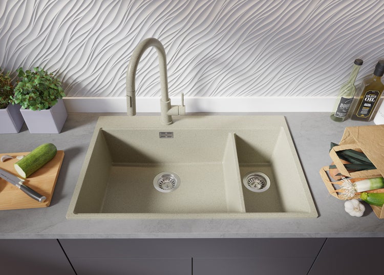 Küchenspüle aus Granit mit Wasserhahn auf einer Arbeitsplatte