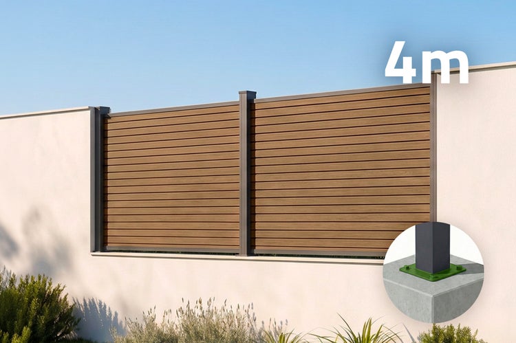 Sichtschutzelement aus Holzoptik Verbundwerkstoff mit vier Meter Breite und Pfosten auf Betonfundament als Sichtschutz für den Garten.