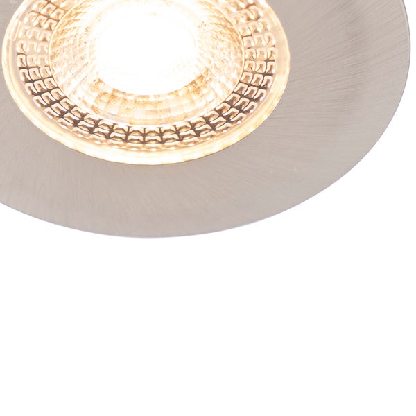 Nahaufnahme eines eingeschalteten LED-Einbaustrahlers mit gebürsteter Metalleinfassung und strukturiertem Reflektor.
