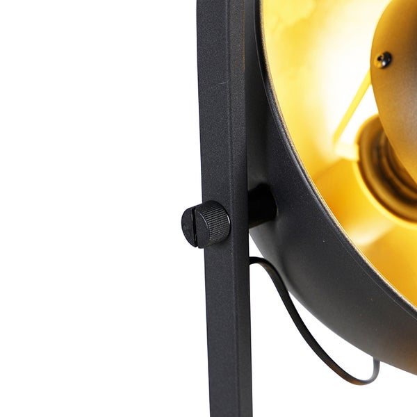 Detailaufnahme einer schwarzen Stehlampe mit goldenem Lampenschirm
