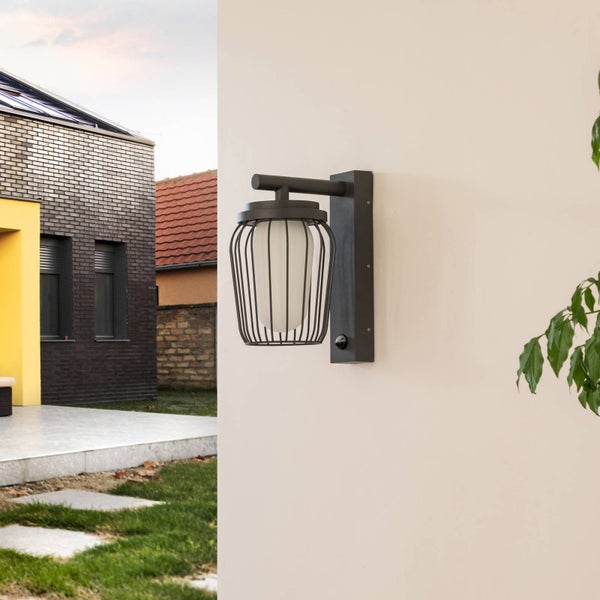 Lucande Wandleuchte außen Chandan mit Bewegungsmelder (spritzwassergeschützt (Modern) in Schwarz aus Aluminium (1 flammig, E27) - Wandlampe für Außenwand/Hauswand Haus Terrasse und Balkon