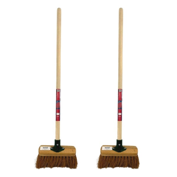 Zwei Straßenbesen mit Holzstiel und Naturborsten