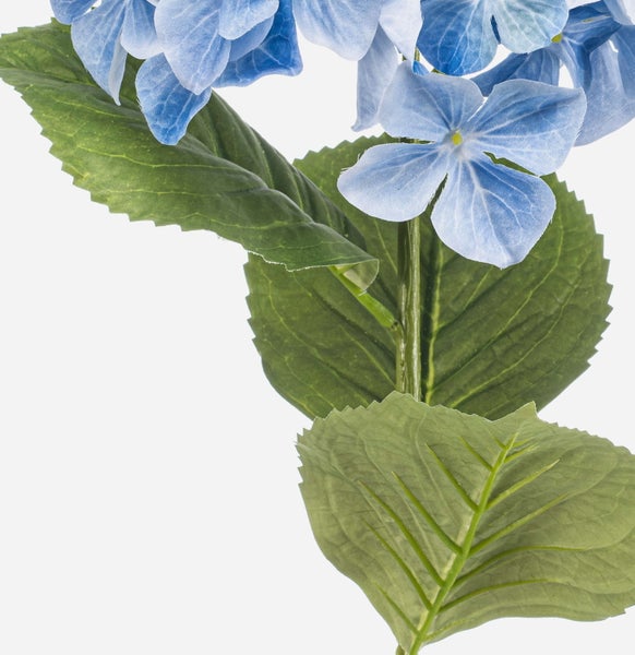 Künstliche Hortensie mit blauem Blütenkopf und grünen Blättern am Stiel.