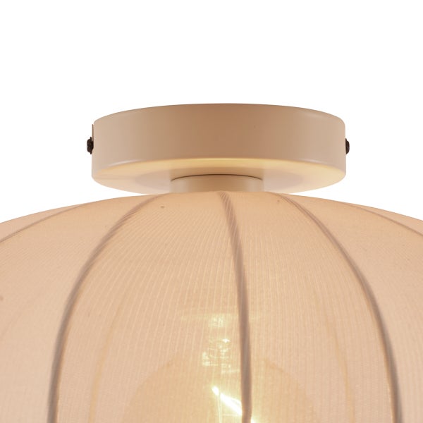 Detailansicht einer runden Deckenleuchte mit hellem Stoffschirm und runder Metallhalterung für die Montage an der Decke.