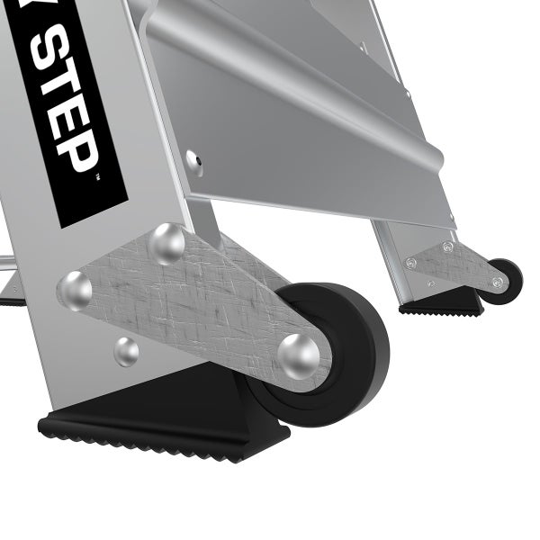 Detailansicht der Räder und Standfüße einer Aluminiumleiter mit rutschfesten Gummikappen und Rollen.