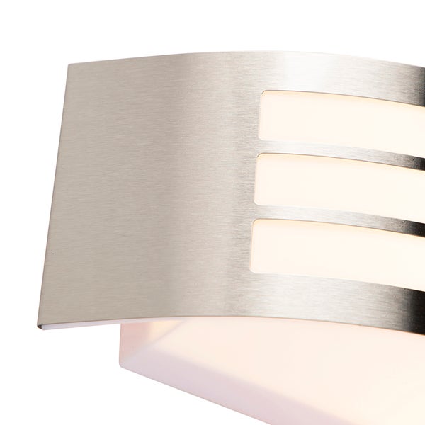 Detailansicht einer Wandleuchte aus gebürstetem Metall mit gebogenem Design und rechteckigen Lichtaussparungen.