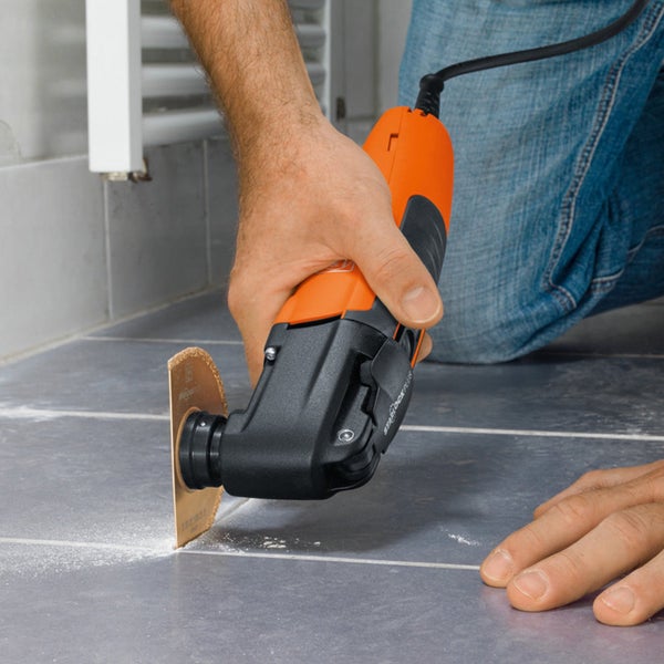 Fein Multimaster 500 oszillierendes Multifunktionswerkzeug mit Netzkabel, drei Sägeblättern und orangefarbener L-Box.