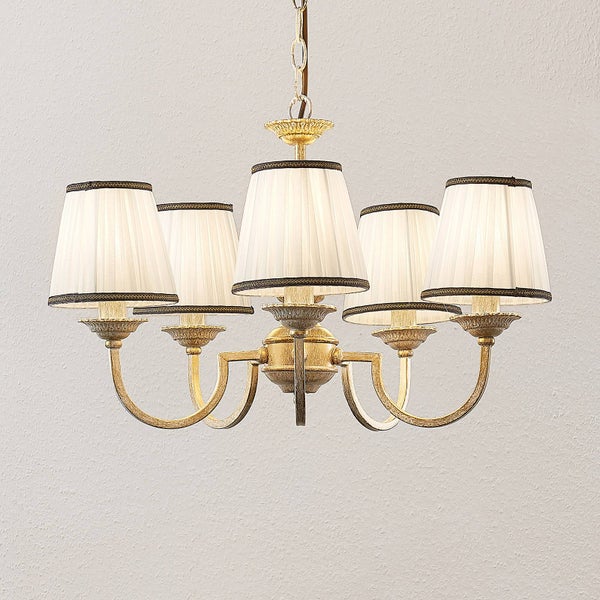 Klassischer 5-flammiger Kronleuchter mit weißen Plissee-Stoffschirmen und antik-goldfarbenem Metallgestell.