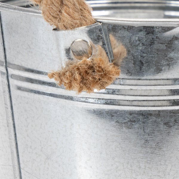 Verzinkter Metalleimer mit einem Henkel aus Naturseil.