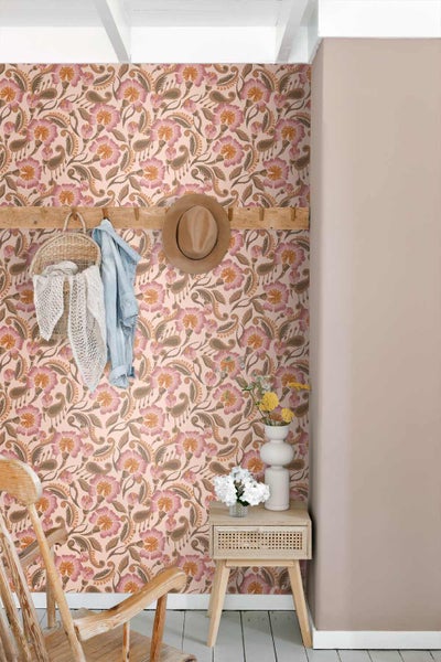 Vliestapete mit floralem Paisley-Muster in einem hellen Raum mit Garderobenleiste aus Holz und einem Beistelltisch.
