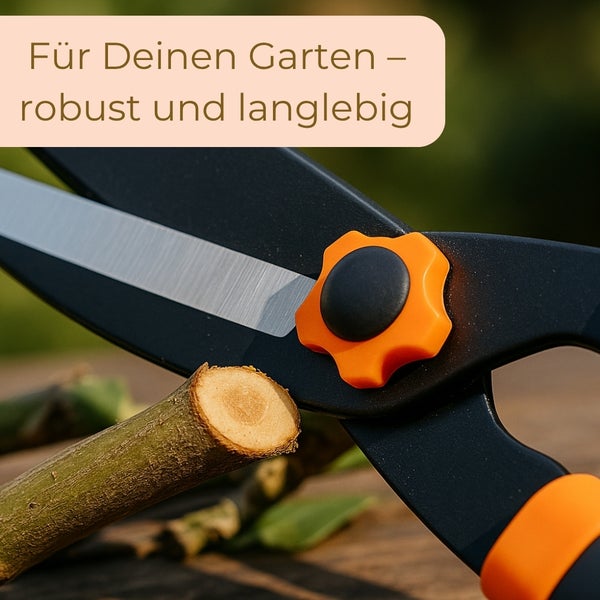 Nahaufnahme einer Gartenschere beim Schneiden eines Astes
