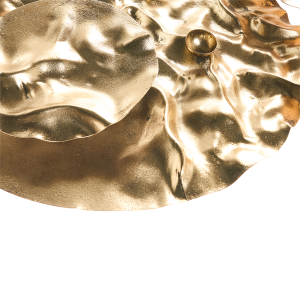 Goldfarbene Wanddekoration aus gehämmertem Metall mit welliger, organischer Form.
