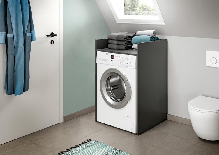 Waschmaschinenumbauschrank in modernem Design für eine ordentliche Waschküche oder ein Badezimmer mit integrierter Waschmaschine.