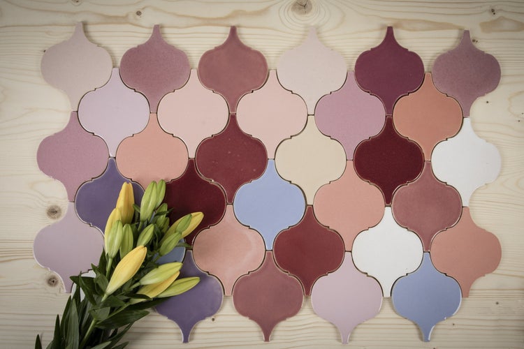 Muster aus Mosaikfliesen in Arabesk-Form mit Blumen auf Holzgrund