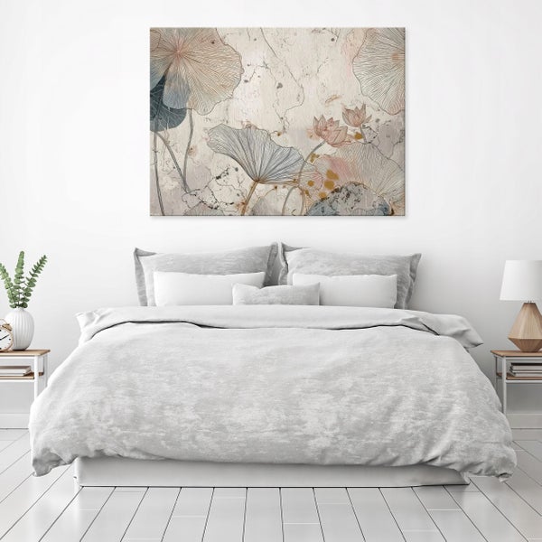 Schlafzimmer mit Bett und Blumendekor an der Wand