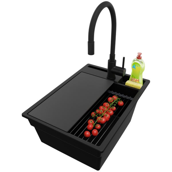 Schwarze Küchenspüle mit Armatur, Schneidebrett, Abtropfgitter, Spülmittel und Tomaten