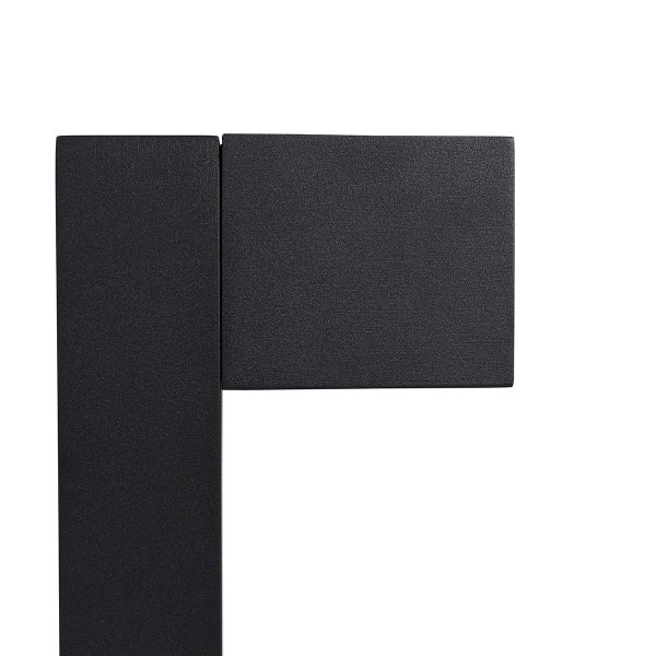 Detail einer modernen schwarzen Außenleuchte aus Metall mit strukturierter Oberfläche.