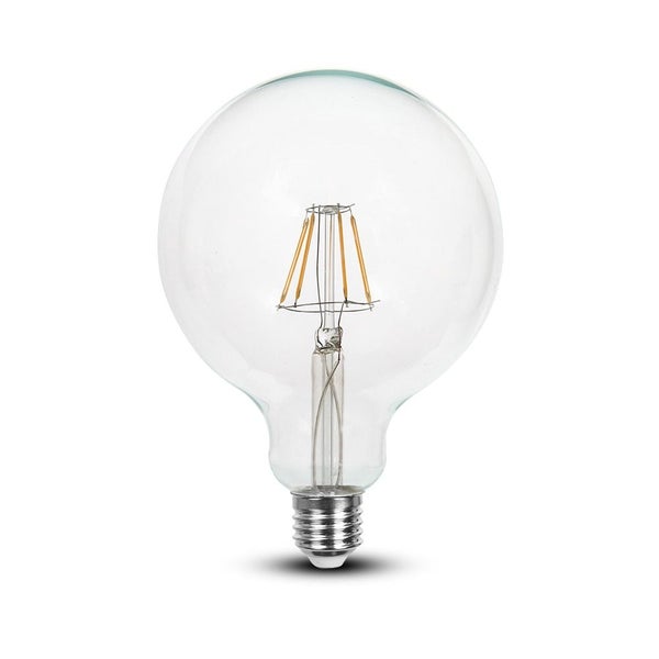 Badefass aus Holz mit Einstiegsleiter auf einer Holzterrasse neben einem Gartensofa, umgeben von grünen Hecken und einem Holzzaun.