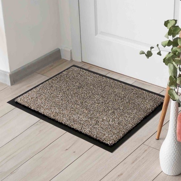 Fußmatte mit schwarzem Rand vor einer Tür