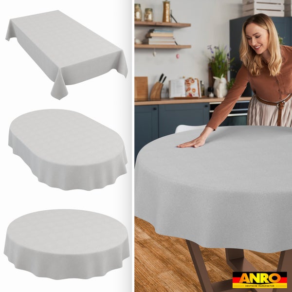 Hellgraue Tischdecke in rechteckiger, ovaler und runder Form sowie eine Frau in einer hellen Küche, die den Stoff auf einem Tisch glättet. ANRO Logo.