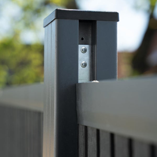 Metallpfosten fuer Sichtschutzzaun mit Pfostenkappe und Montageelement