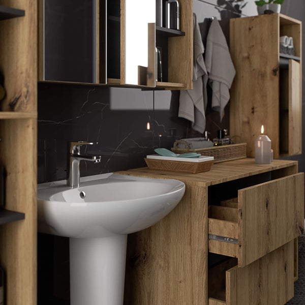 Badezimmer mit Waschtisch, Waschbecken, Spiegelschrank und offenem Regal